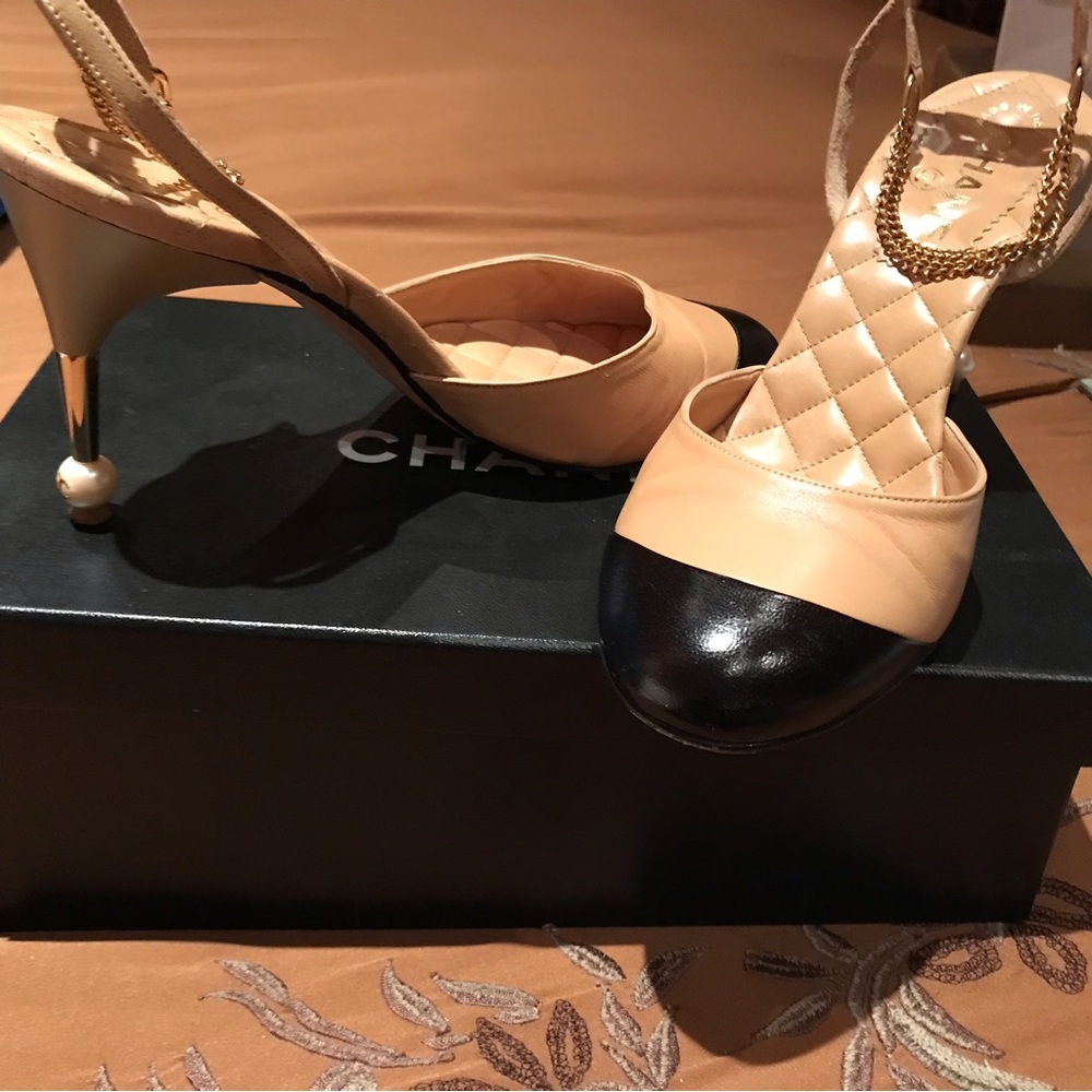 CHANEL Beige and Black Cap-Toe Slingback Heels with Gold Chain